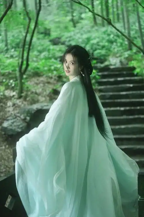 许龄月古风清冷淡雅妆#许龄月穿古装自带氛围感,素雅清冷,竹林值哪