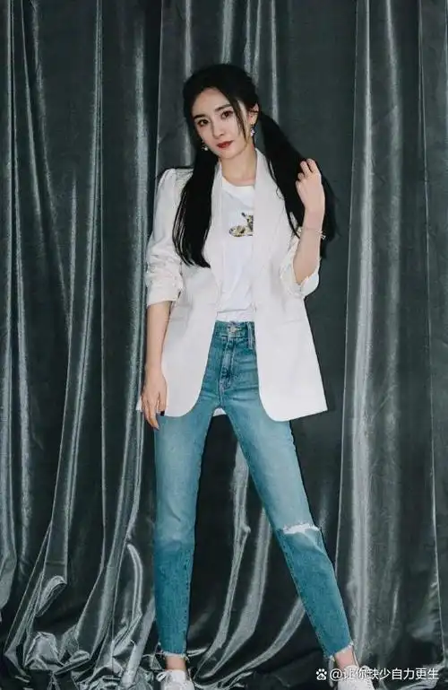 李嘉欣真当自己是不老女神,阿姨辈了还穿破洞裤扮潮,小粗腿尴尬了