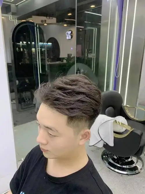 男士港风侧背头发型,夏季必备,干净整洁,有精神,日常打理简单,自然