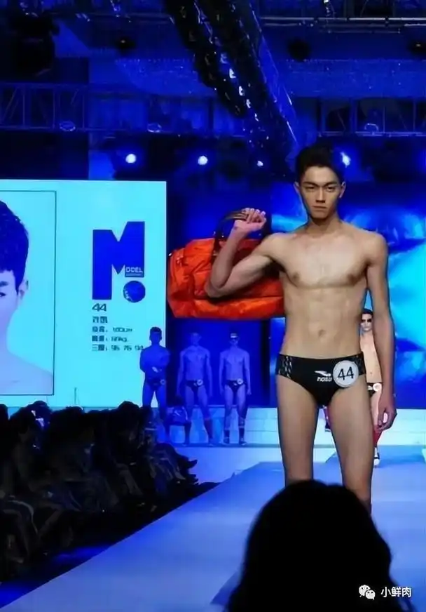 许凯晒腹肌人鱼线照,网友直呼:这身材也太可了!