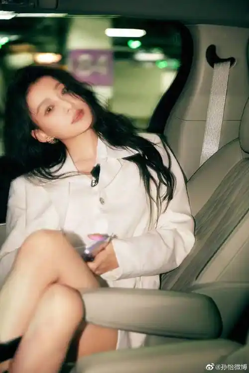 孙怡身穿白色西装,俏脸成熟妩媚,露出白嫩的大美腿-爱读书