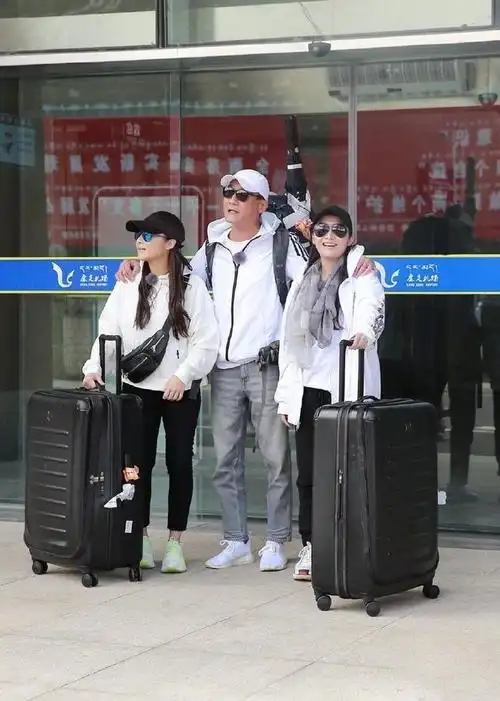 梁家辉晒全家福双胞胎女儿大长腿抢镜老婆颜值不高却备受宠爱