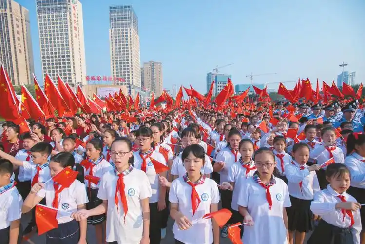 我市隆重举行升国旗唱国歌仪式