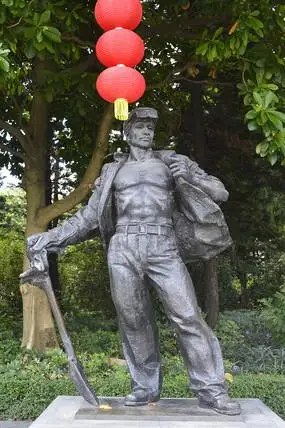 钢铁工人休闲吹风的雕塑作品