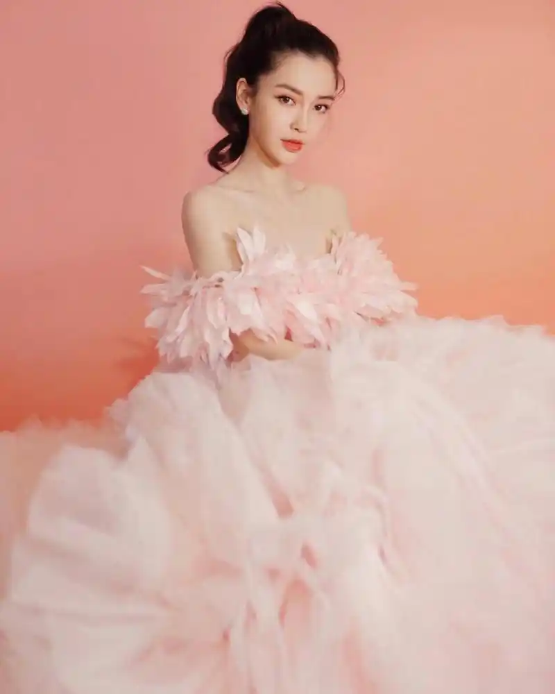angelababy# 粉嫩的羽毛裙,仙气十足!