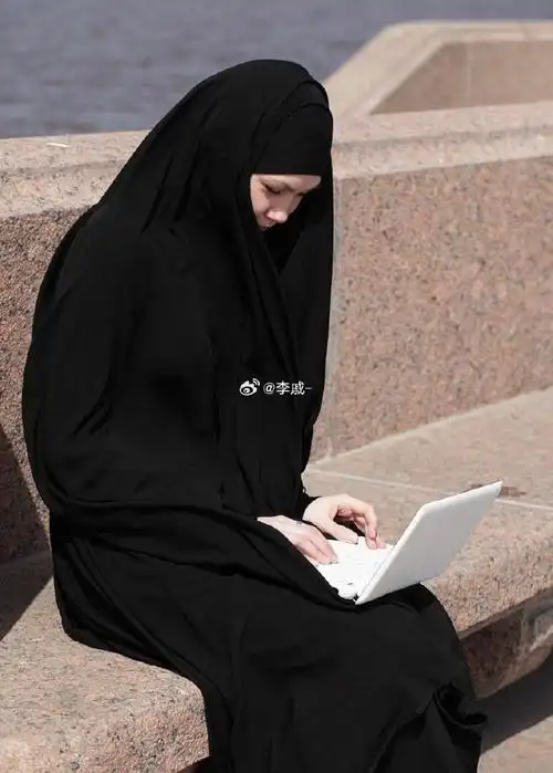 当小妾的女网红并且说绿袍很漂亮,众所周知穆斯林国家男子一夫多妻