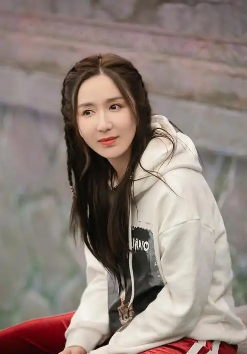 娄艺潇海边纱裙穿搭美到爆镂空连衣裙展现白皙小蛮腰太有心机