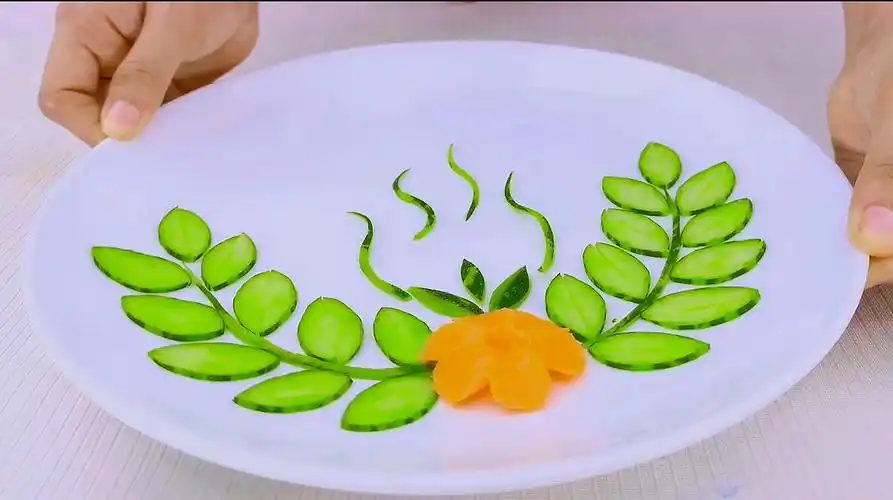 1拼盘(1):用到的食材主要有黄瓜和胡萝卜,做成水草形的拼盘,特别的