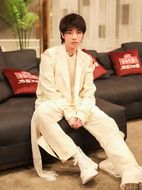 华晨宇和易烊千玺同样搭配系带西装马甲少年感竟然不相上下