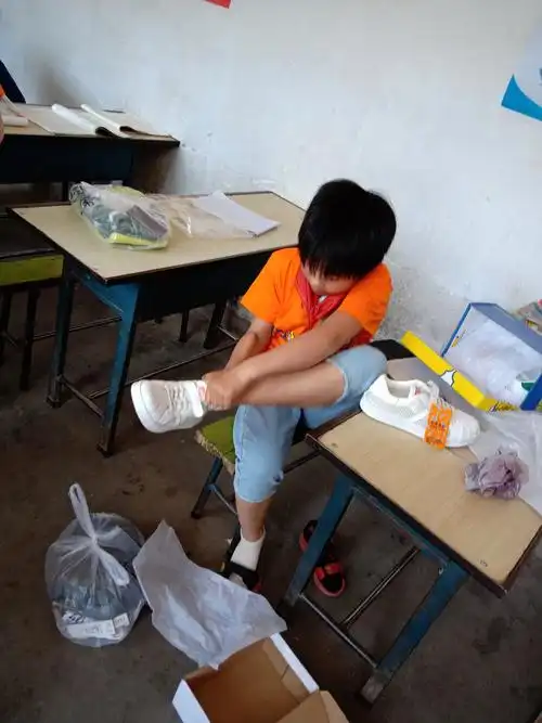 看看孩子穿新鞋认真的样子,是不是很可爱啊!