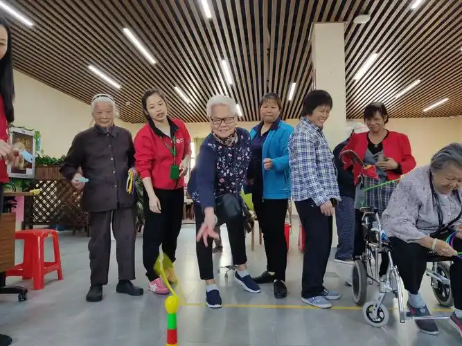 "健康伴我行 夕阳别样红"社区老人趣味运动会