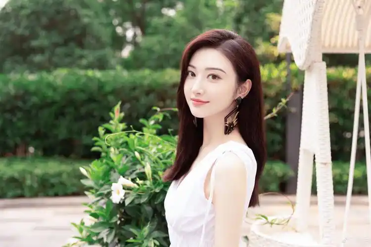 景甜花园大片夏日氛围满满 穿白色连衣裙清新纯净