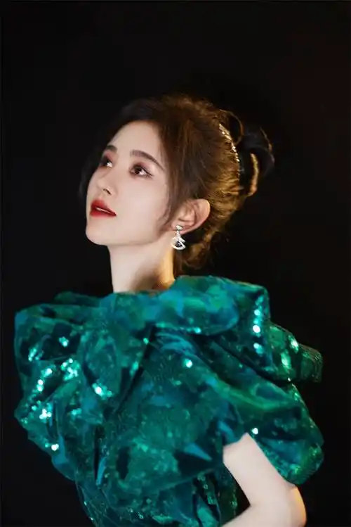 微博之夜鞠婧祎港风妆容,妩媚性感,更添俏皮光彩!