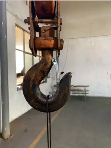 行车吊钩已安装防脱钩装置;                 2.