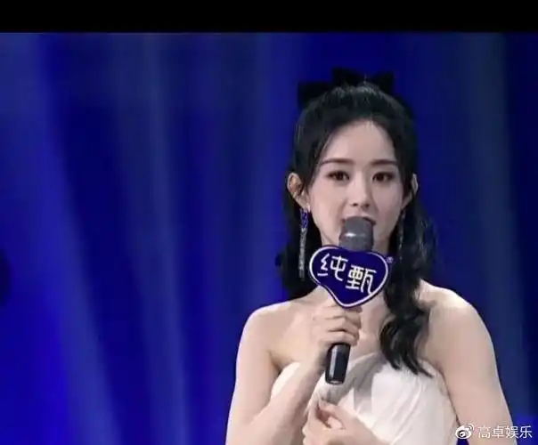 赵丽颖西安粉丝见面会生图来袭,白色抹胸裙状态满满,丝毫不受离婚影