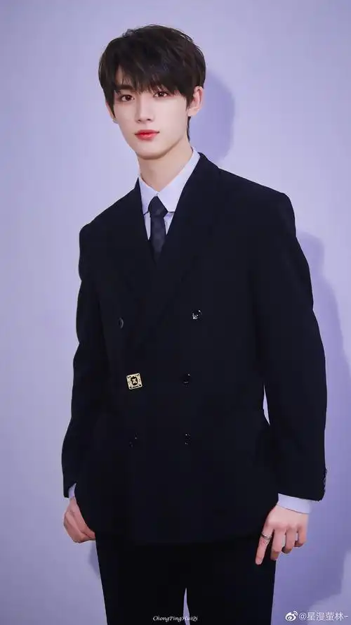 谁给我一个丁程鑫穿黑西装那个图呗