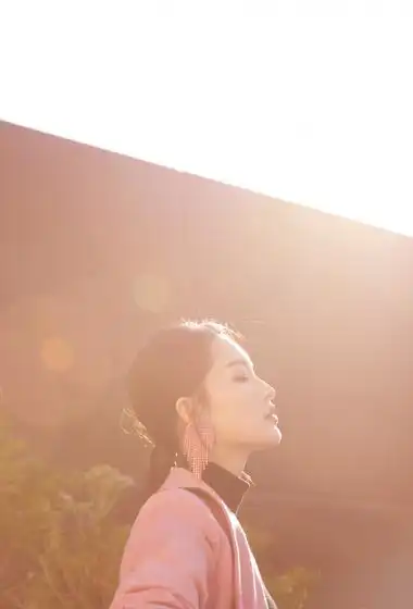 简介:李沁粉色西装魅力写真图片,分享一组李沁图片给大家,图中的明星