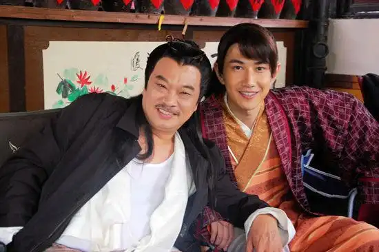 何明翰首演喜剧《运动肥侠》 直言要向前辈学习