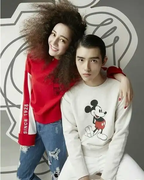 迪丽热巴和陈凯歌儿子杂志照像母子?