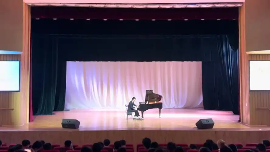 "春启芳华,乐奏南山"主题校园钢琴音乐会演出(三首动漫音乐)