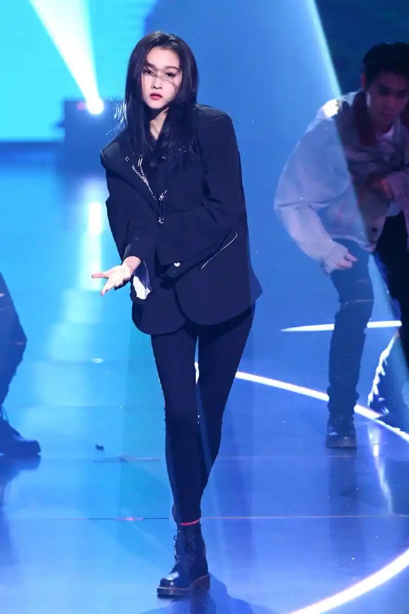 关晓彤穿露脐装跳舞大秀平坦蛮腰摇滚风造型又帅又飒