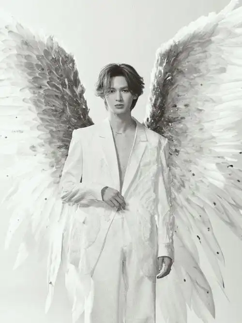 朱正廷天使翅膀造型#78#朱正廷演唱会背着巨型翅膀#  黑白视觉