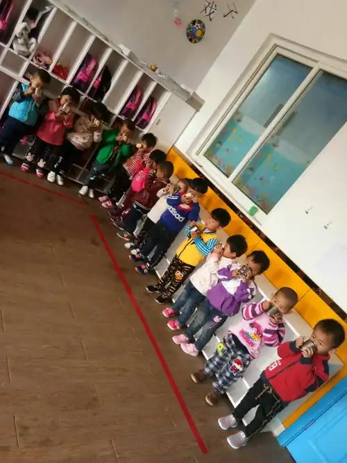 我们在排排队喝水