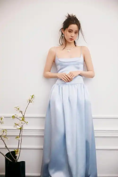 但是,没关系!欧阳娜娜穿浅蓝色吊带抹胸裙来了,造型真是令人惊艳.