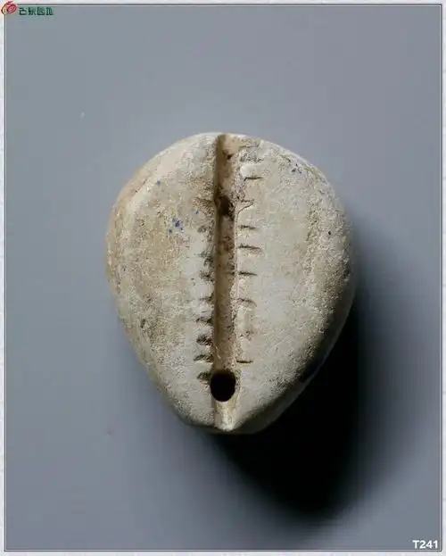 03夏家店下层文化遗物鸡骨白玉贝一些