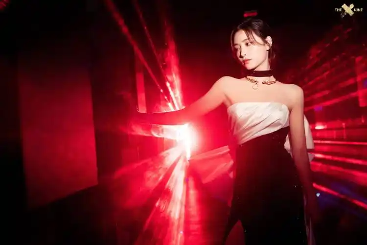 许佳琪电话亭氛围感大片曝光 穿抹胸长裙身姿曼妙