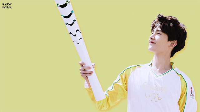 杨洋帅气笑容迷人gif动图_动态图_表情包下载_soogif