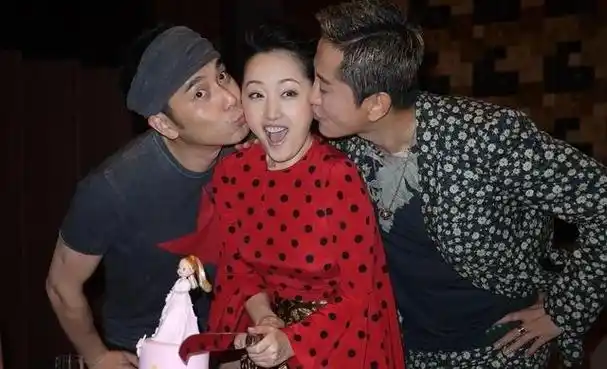 甚至有消息称杨钰莹和赖文峰并不是真心相爱,而是"三年合约的婚姻"