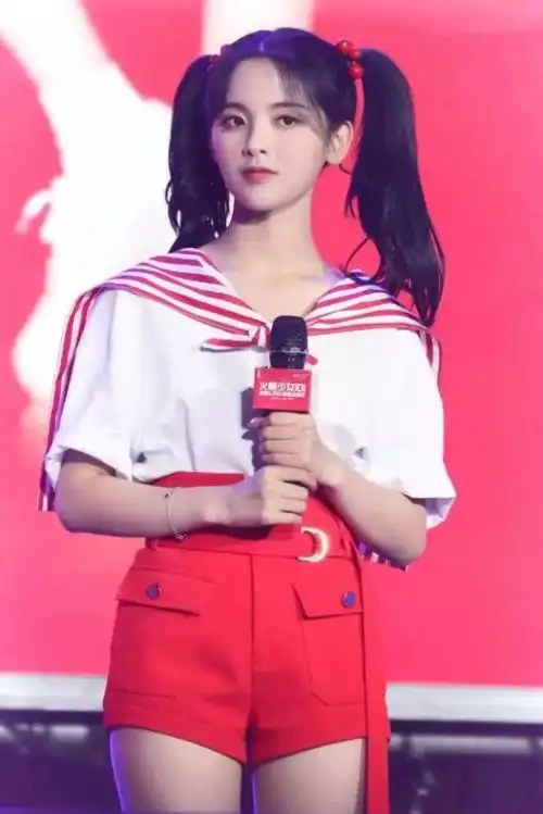 杨超越真是太会穿了!故意将短裤"反穿",不料却成00后潮流