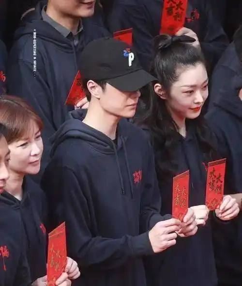 原创风起洛阳开机王一博状态极佳老板杜华亲自陪同这点很重要