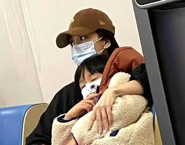 angelababy被禁言后首露面,深夜抱儿子看急诊,干瘪憔悴显落魄_杨颖