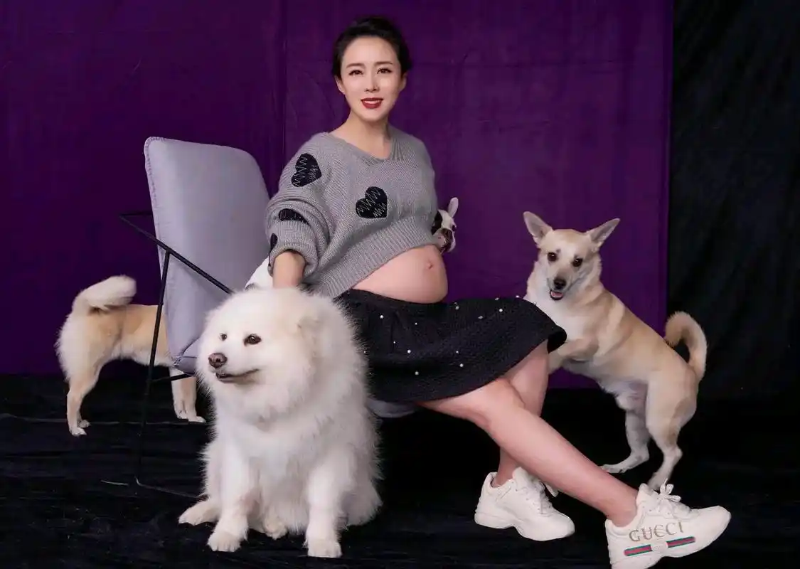 颜丹晨怀孕照依然性感迷人