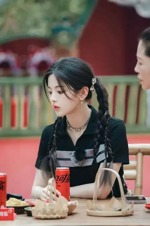 杨超越采耳##杨超越双马尾麻花辫造型