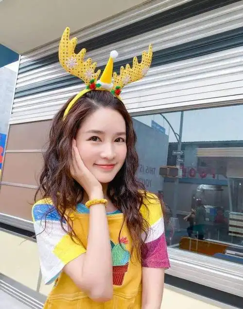 精选明星壁纸:李沁,治愈系笑容太撩人