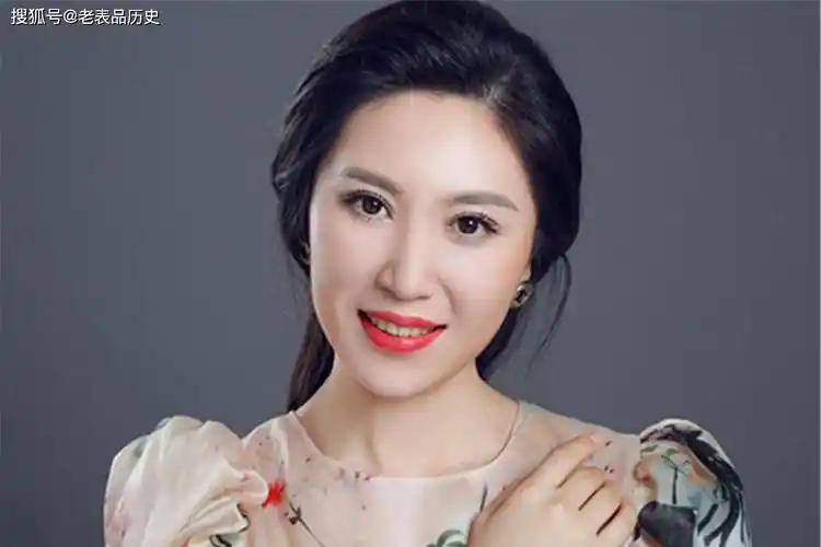 《映山红》伊泓远演唱,歌声悦耳动听,唱的那么深情!