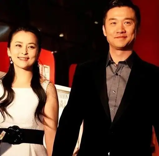 回顾何音与黄志忠结婚13年生一子离婚后嫁小9岁老公今幸福美满