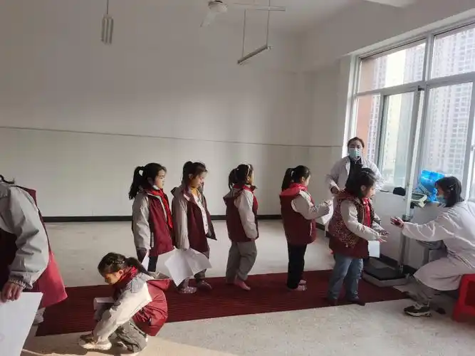 引导学生从小养成健康良好的生活习惯,根据《安徽省中小学生健康体检