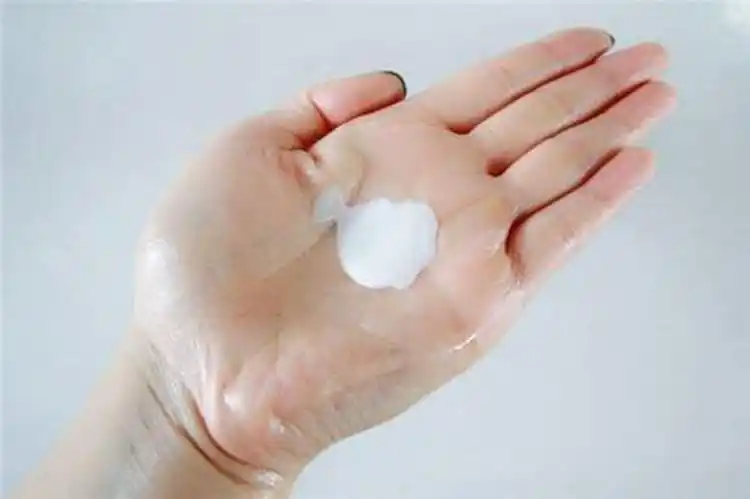 总是习惯用手涂乳液?难怪皮肤粗糙又长痘 - 天猫精选