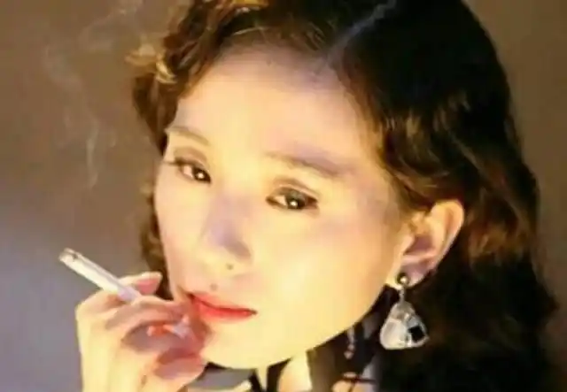 亚洲女星抽烟造型, 赵丽颖像在吃糖, 刘诗诗妩媚, 她却成了经典!