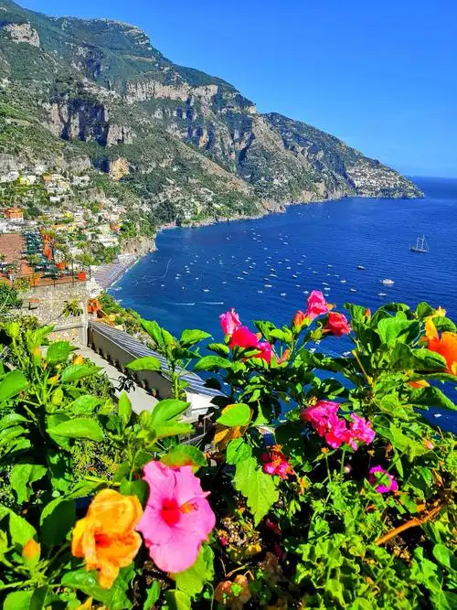 鲜花,蓝天,大海,远山,彩屋…真是令人神往!