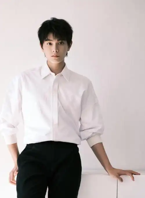 丁禹兮白衬衫造型大片这就是所谓的阳光干净清爽的男生模板