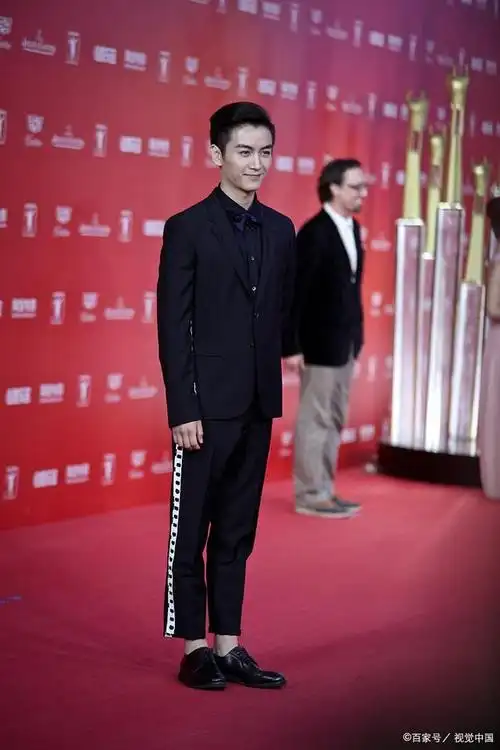 陈晓和王一博仅仅差10岁,两人站在一起差距特别大,你更喜欢谁