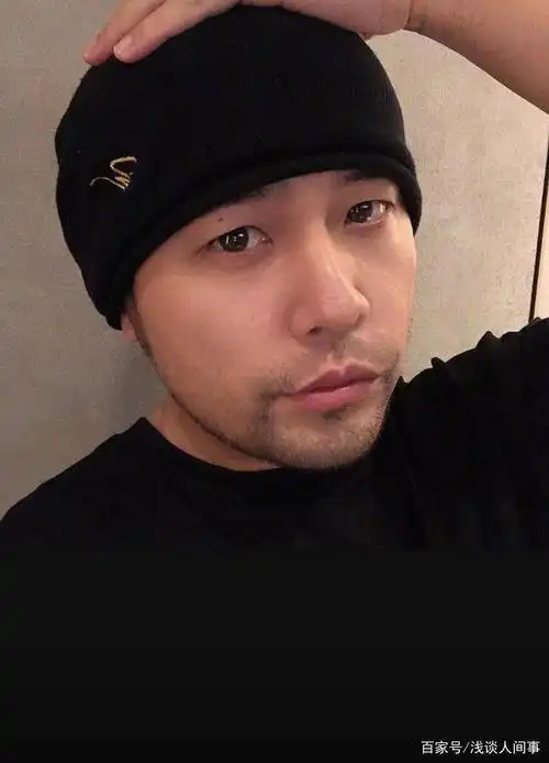 周杰伦陈年学生照曝光惊现双眼皮网民开玩笑说:p得太过分?