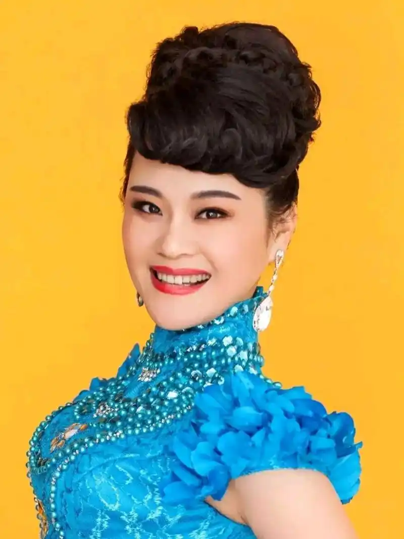 [鲜花][鲜花][鲜花] 许海霞长相俊美,五官端正,歌声浑厚,让人听了回味