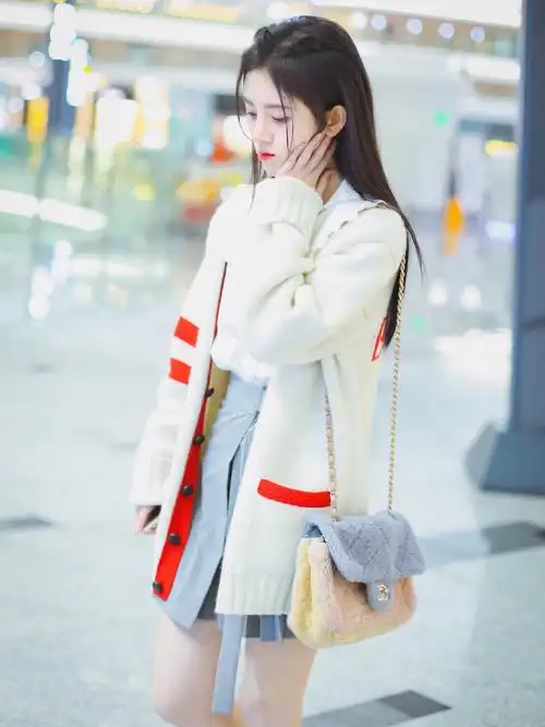 159cm鞠婧祎穿短裙走机场网友腿不冷吗