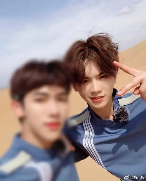 那些年,出现在合照里的黄明昊,奶萌可爱,阳光帅气,氛围感满满,慕了慕